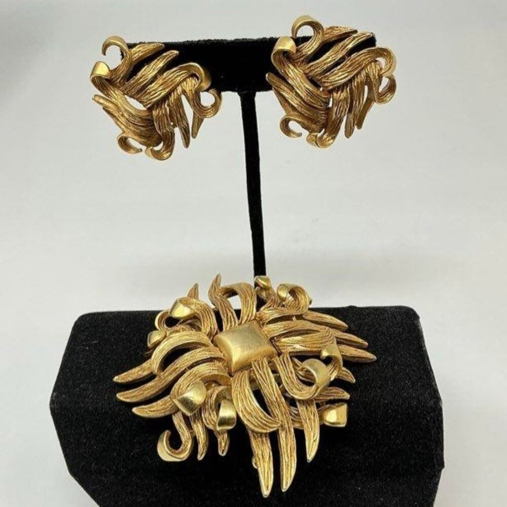 RARE! Vintage Oscar De La Renta gold 70's earrings and brooch set- GORGEOUS
